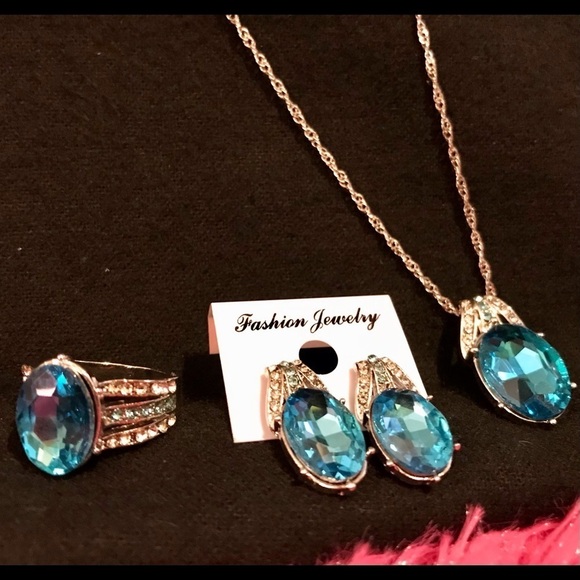 Aquamarine colored ring, earrings and pendant set - Picture 3 of 3